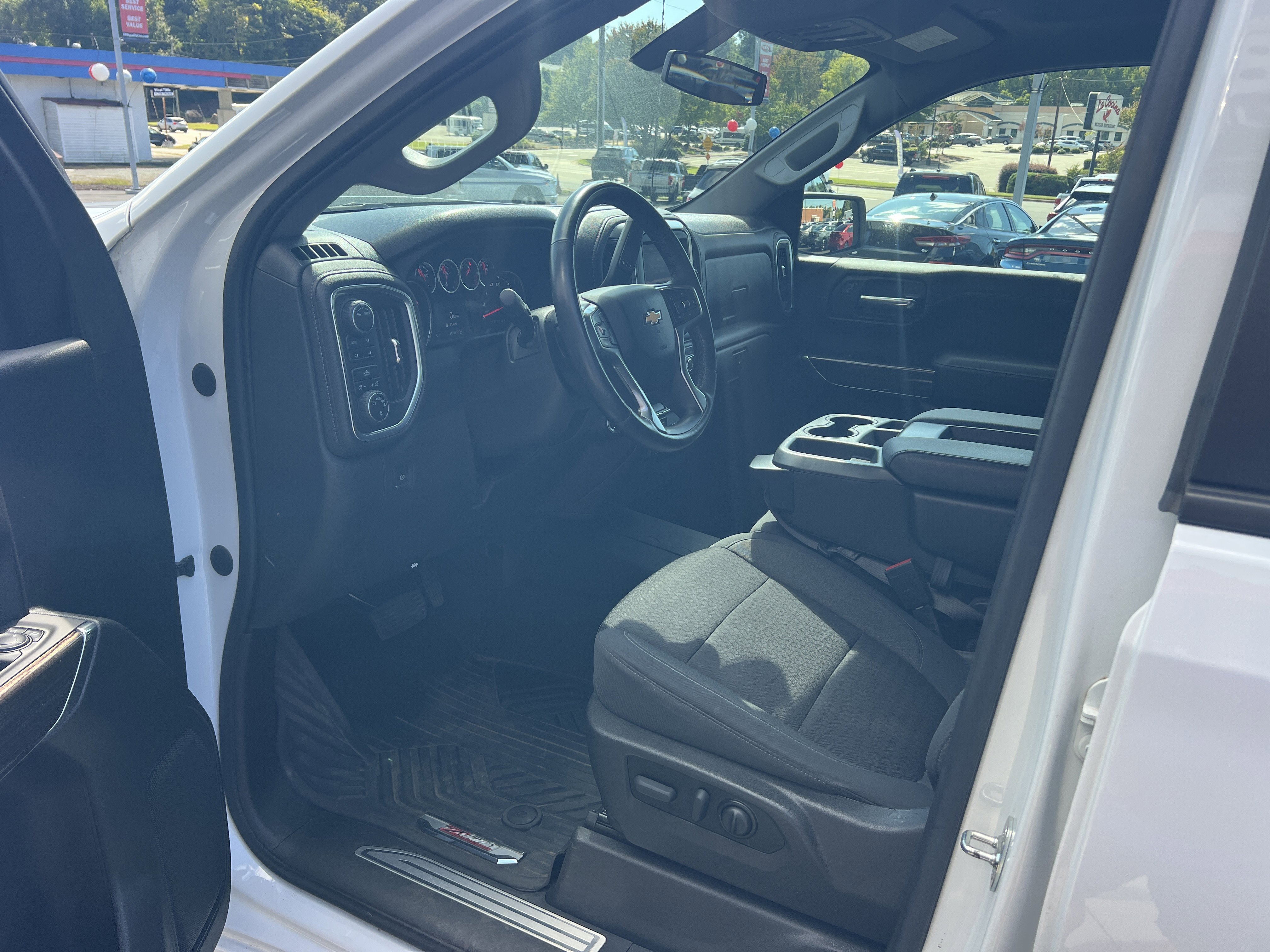 2021 Chevrolet Silverado 1500 LT photo 2