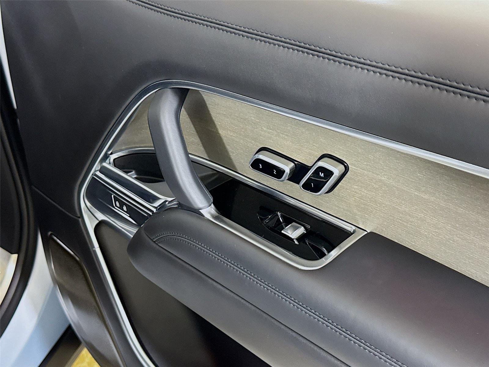 2023 Land Rover Range Rover SV photo 31