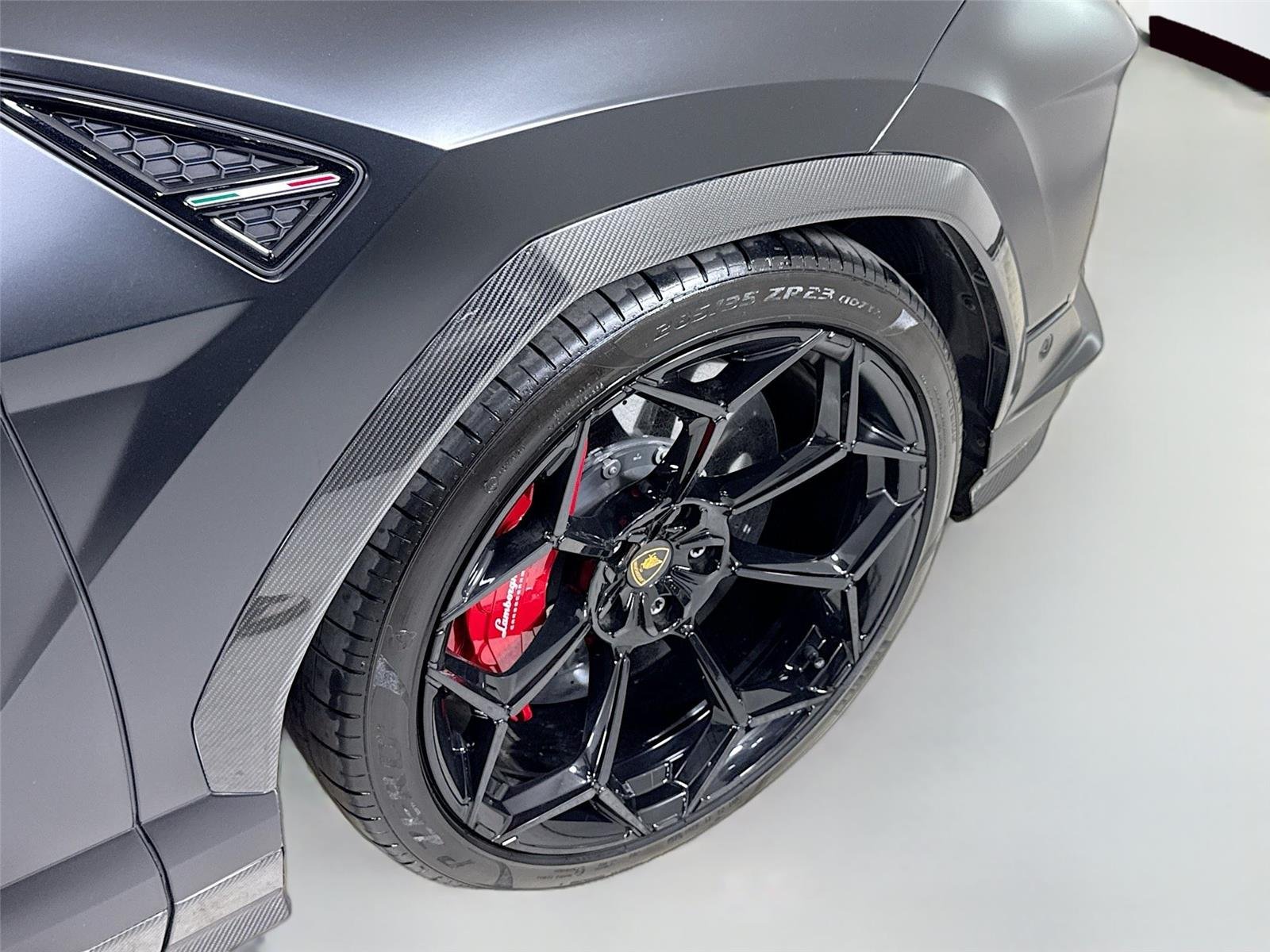 2023 Lamborghini Urus Performante photo 35