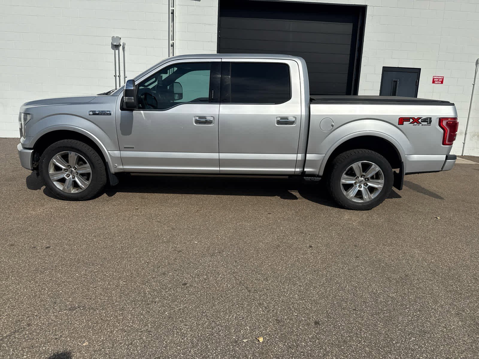 2015 Ford F-150 Platinum photo 4