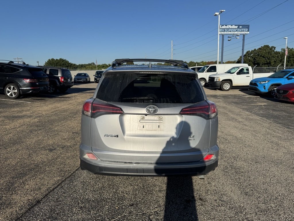 2018 Toyota RAV4 LE photo 4
