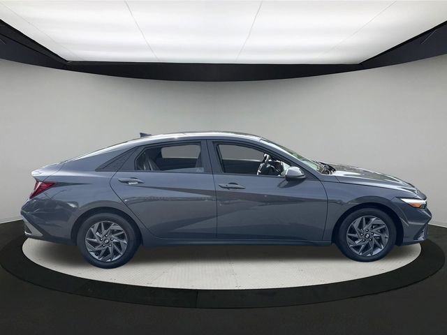 2024 Hyundai Elantra SEL photo 3