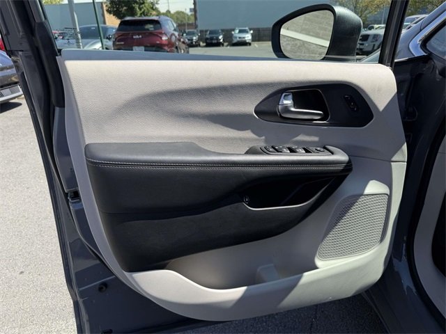 2023 Chrysler Pacifica Hybrid Touring L photo 24