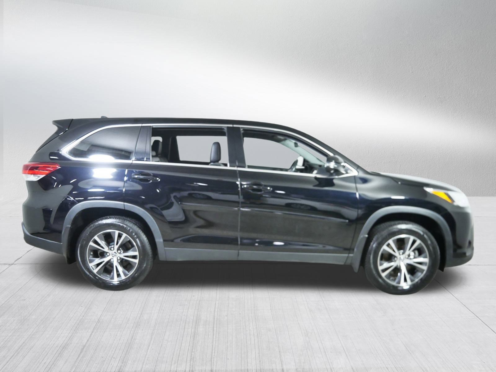 2019 Toyota Highlander LE photo 6