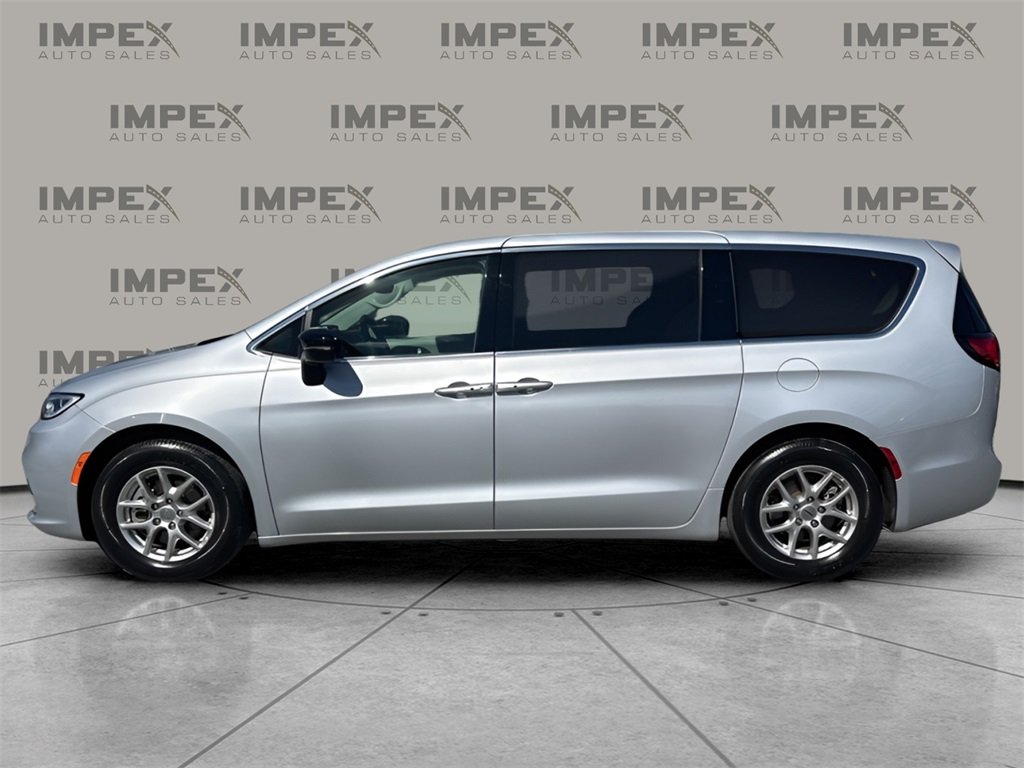 2024 Chrysler Pacifica Touring L photo 2