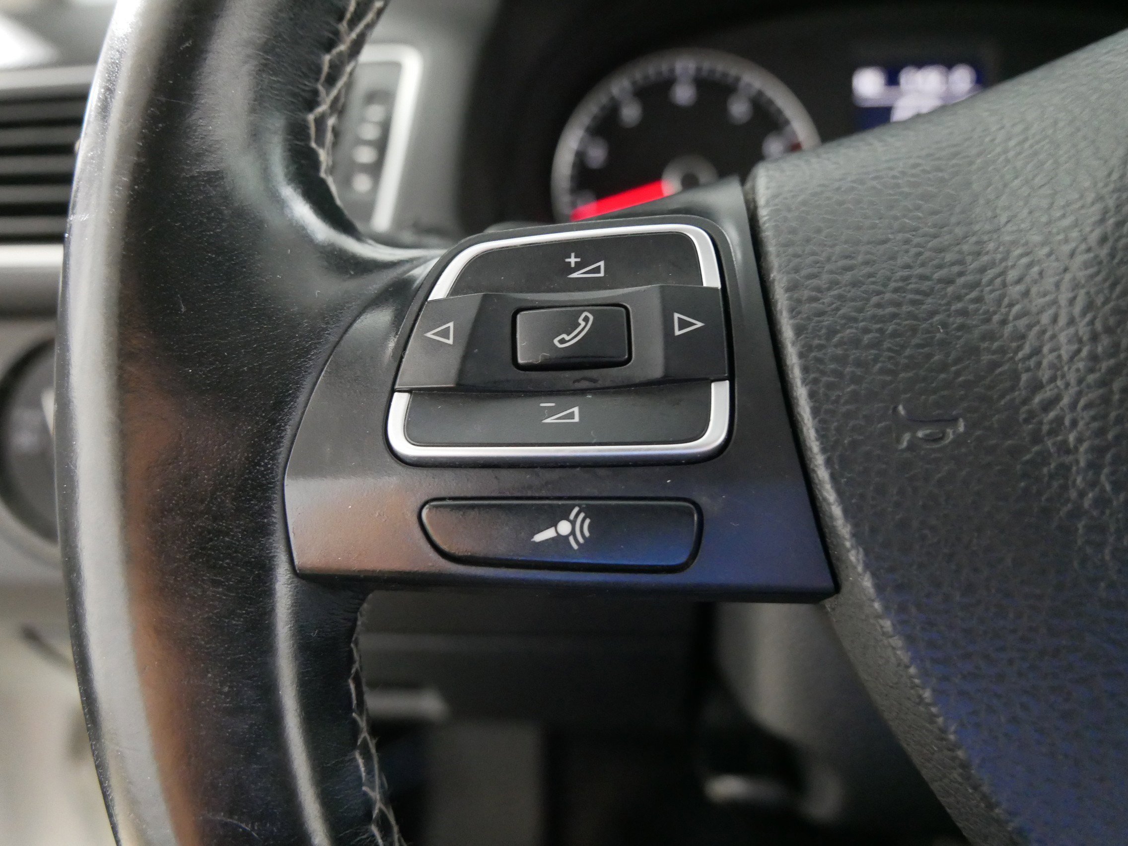 2015 Volkswagen Passat SE photo 24