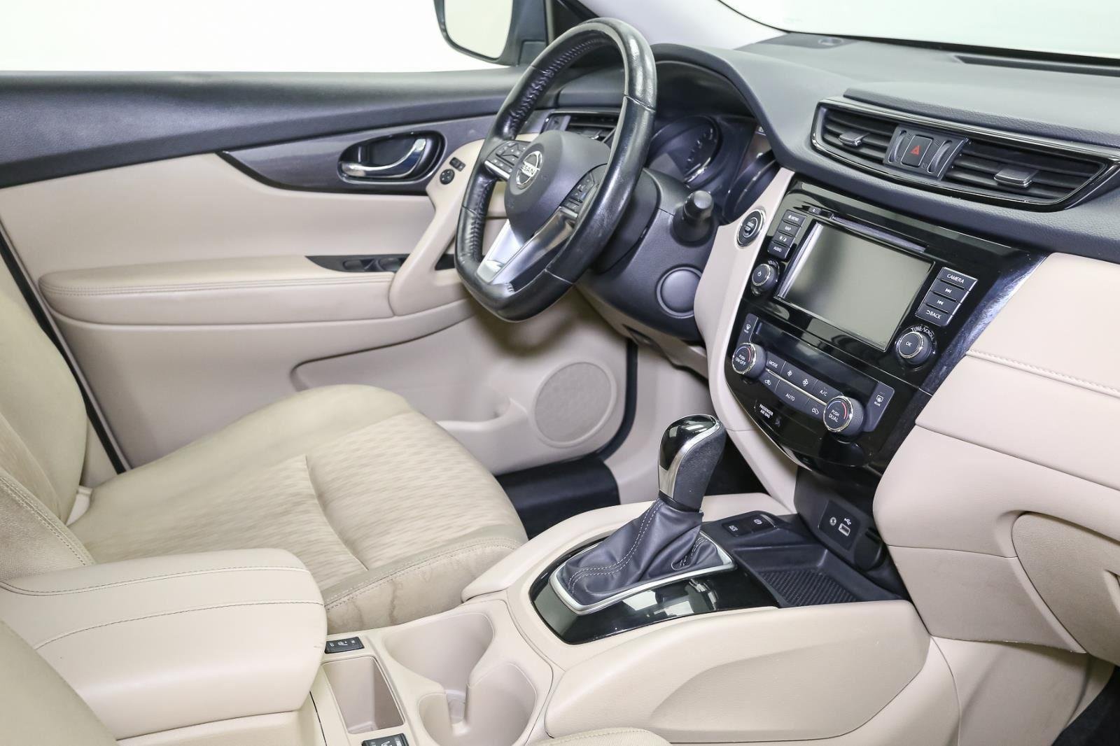 2019 Nissan Rogue SV photo 16
