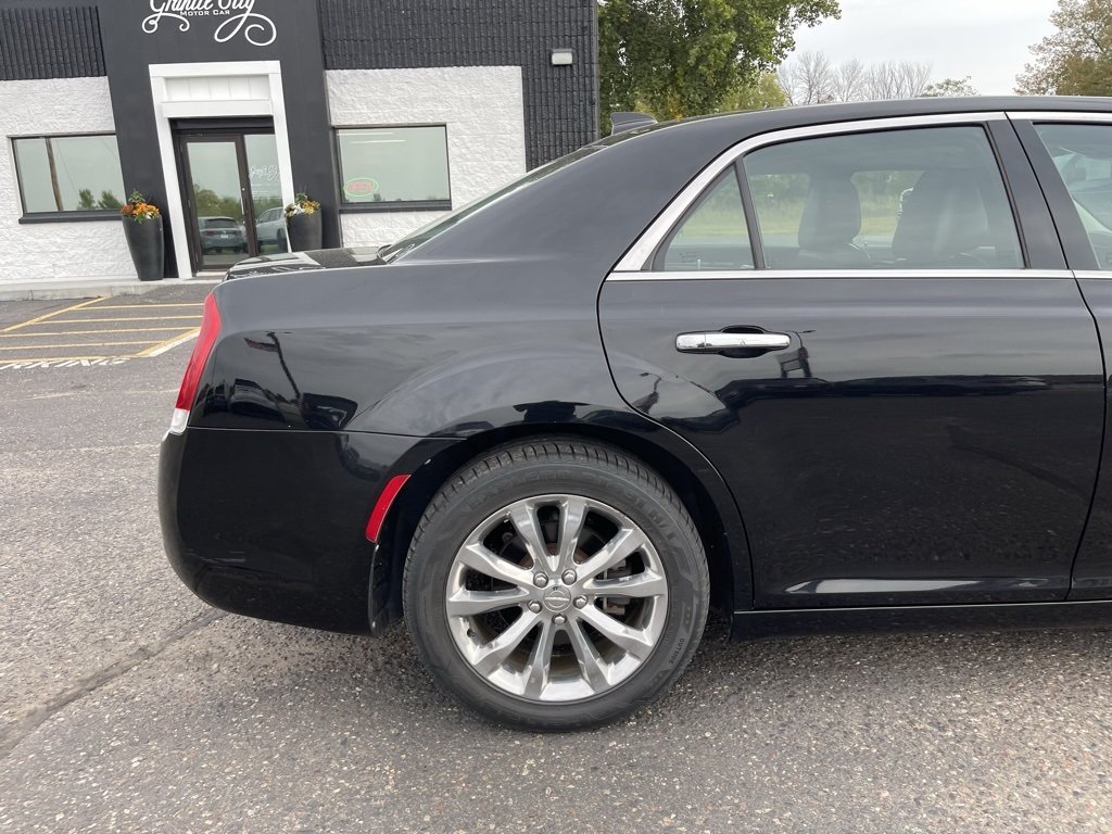 2017 Chrysler 300 C photo 4