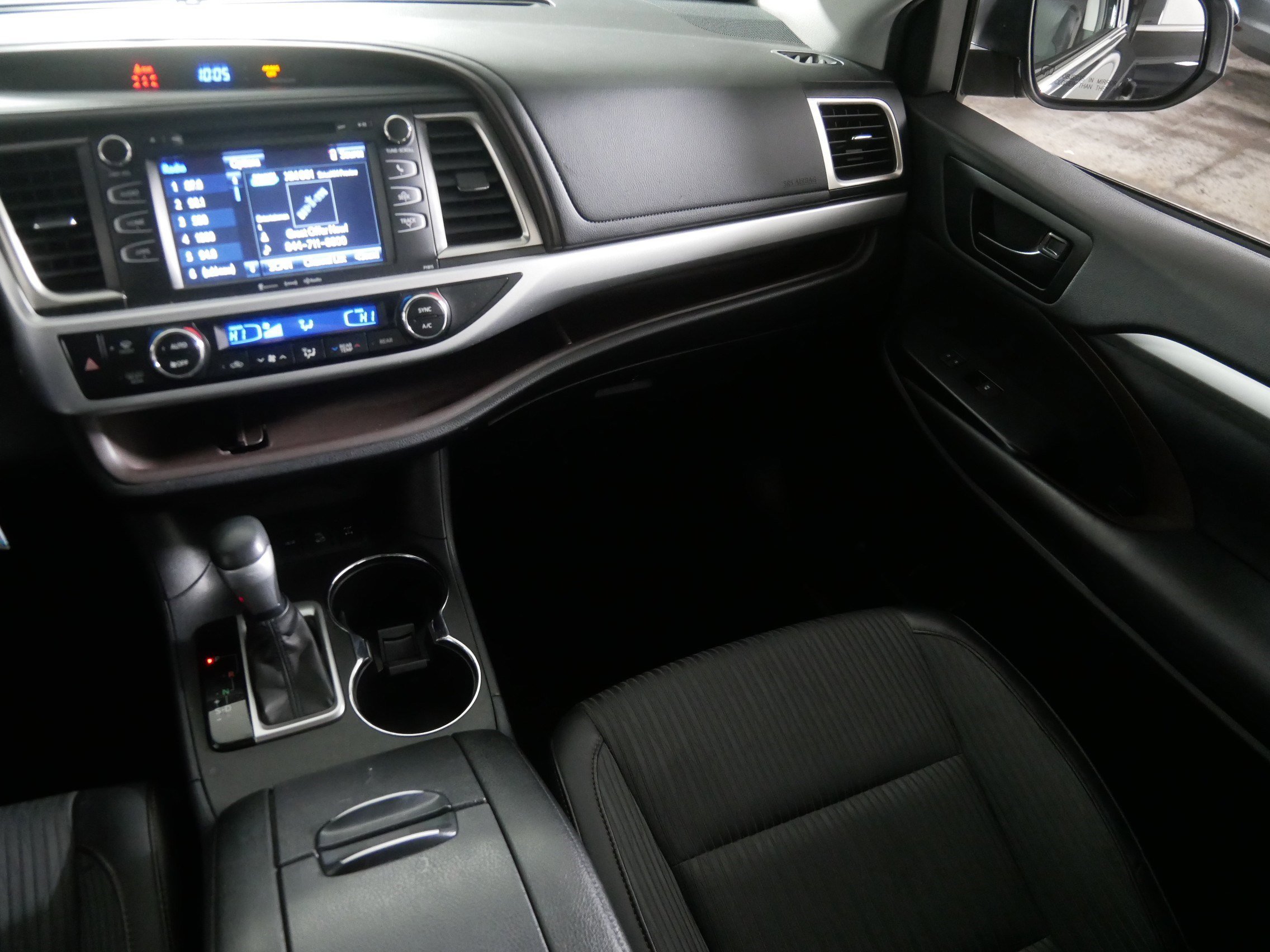 2019 Toyota Highlander LE photo 9