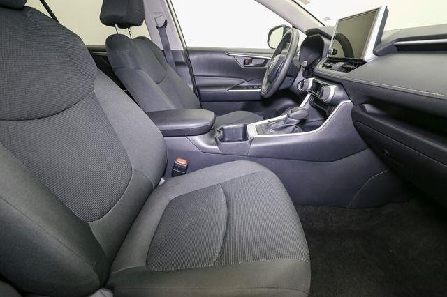 2025 Toyota RAV4 Hybrid LE photo 15