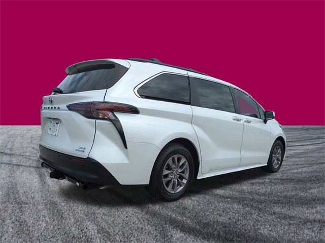 2023 Toyota Sienna XLE photo 4