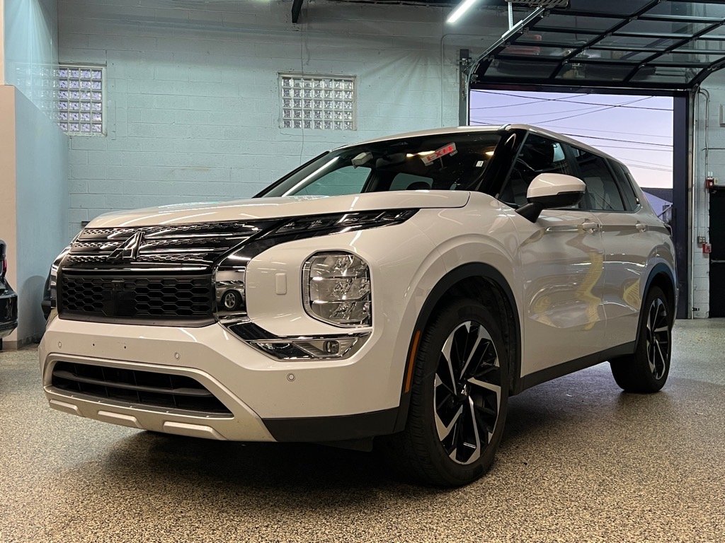 2024 Mitsubishi Outlander SE photo 3