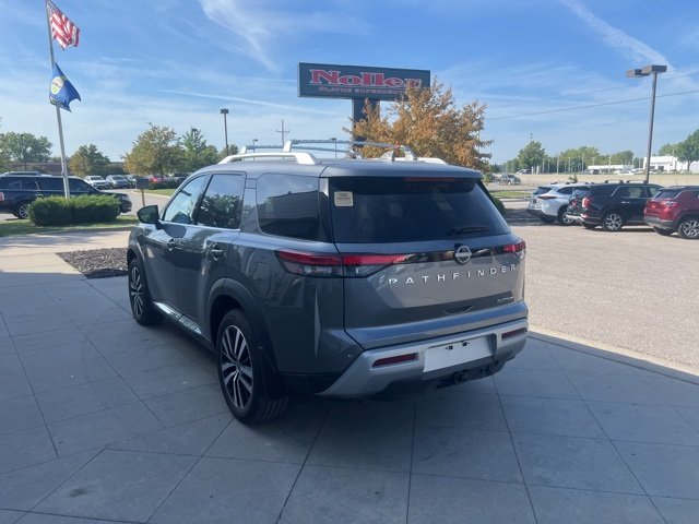 2024 Nissan Pathfinder Platinum photo 2