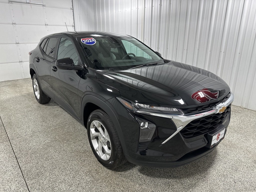 2024 Chevrolet Trax LS photo 2