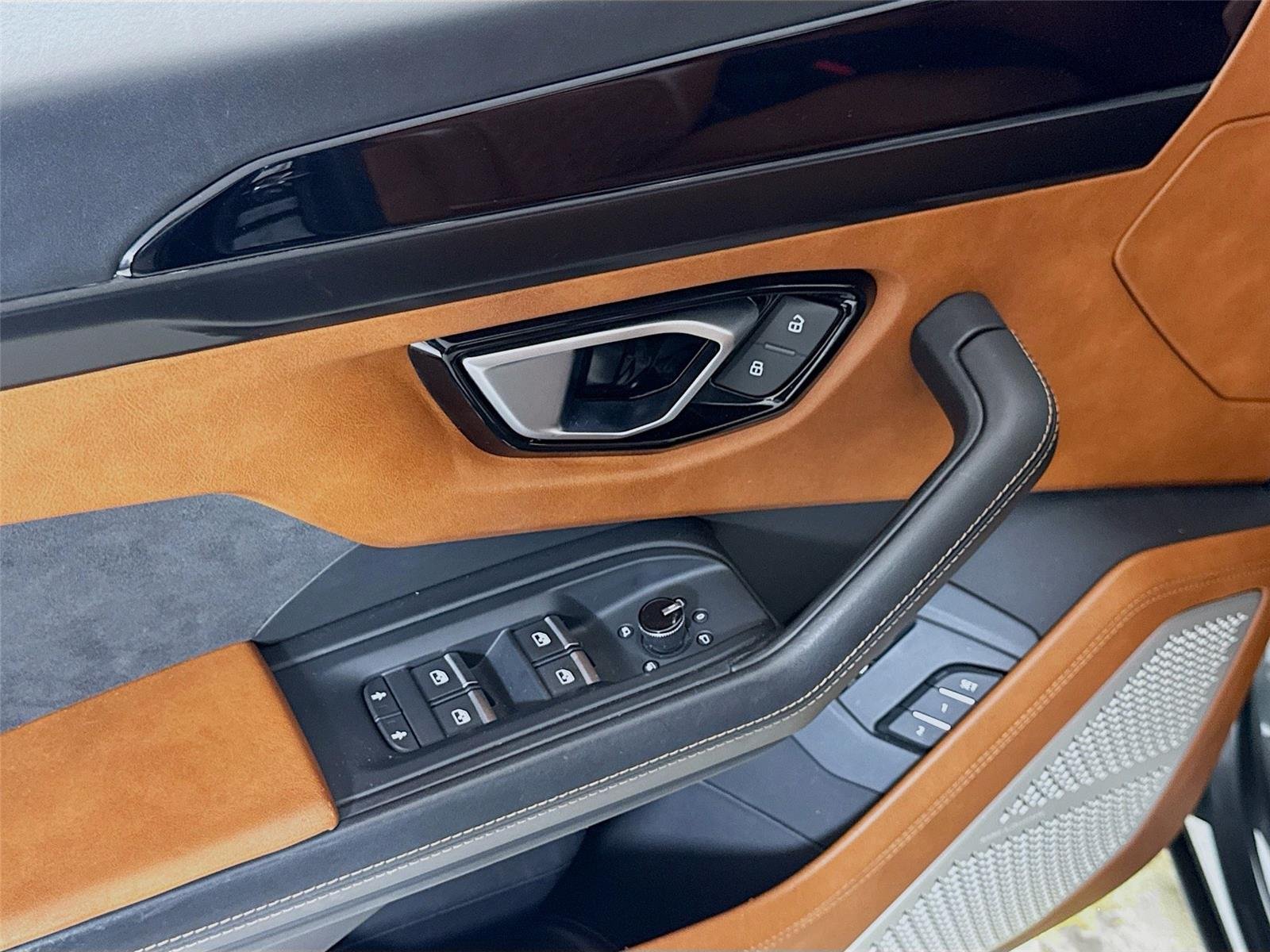 2019 Lamborghini Urus Base photo 11