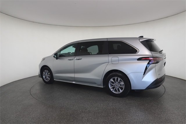 2023 Toyota Sienna XLE photo 10