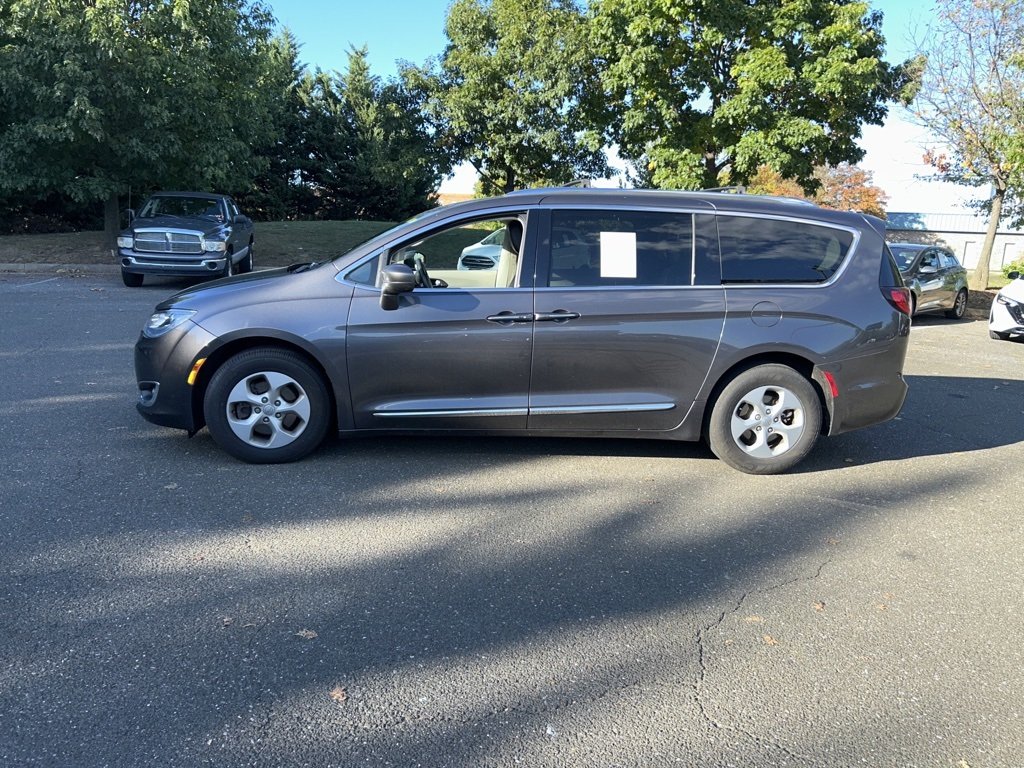 2017 Chrysler Pacifica Touring Plus photo 4