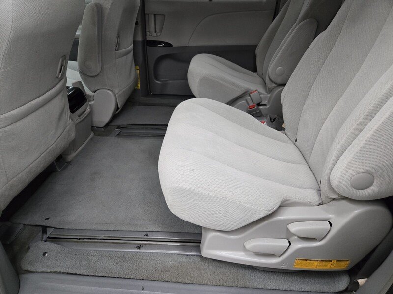 2013 Toyota Sienna LE photo 7
