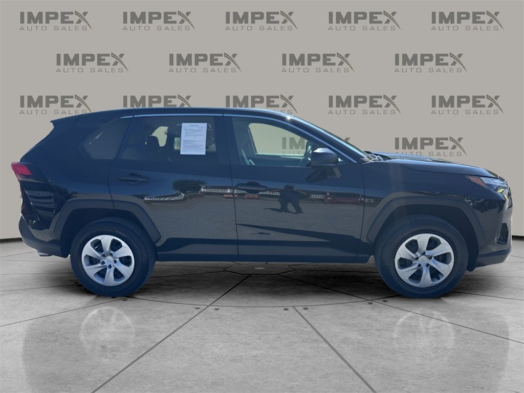 2024 Toyota RAV4 LE photo 5