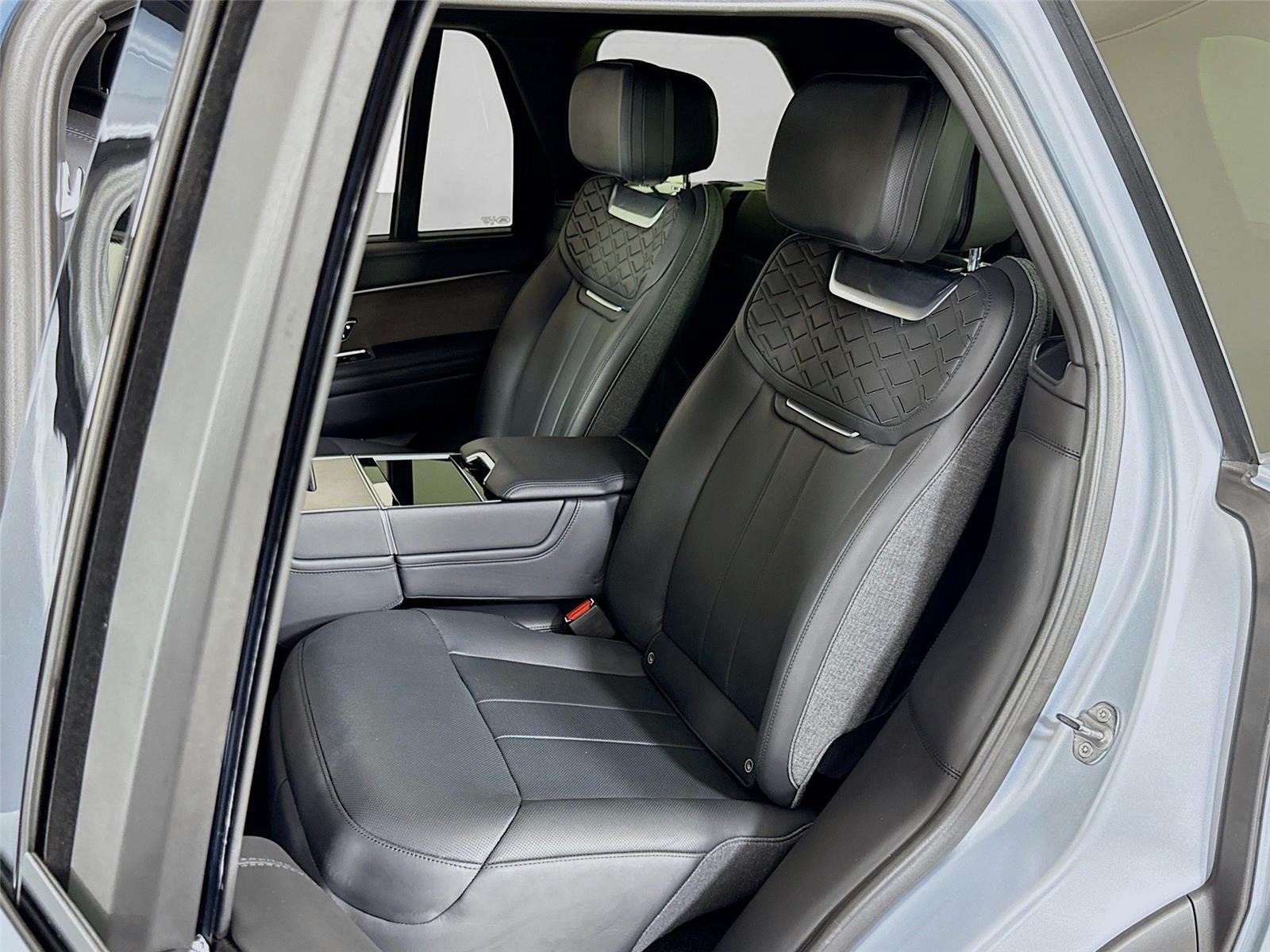 2023 Land Rover Range Rover SV photo 19