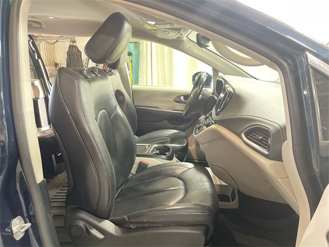 2022 Chrysler Pacifica Touring L photo 24
