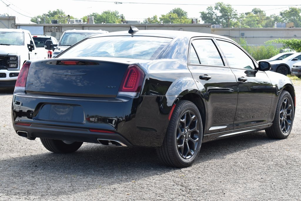 2023 Chrysler 300 Touring L photo 2