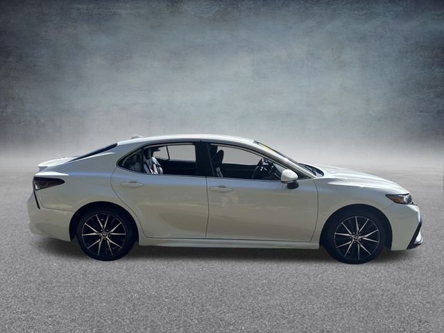 2022 Toyota Camry SE photo 3