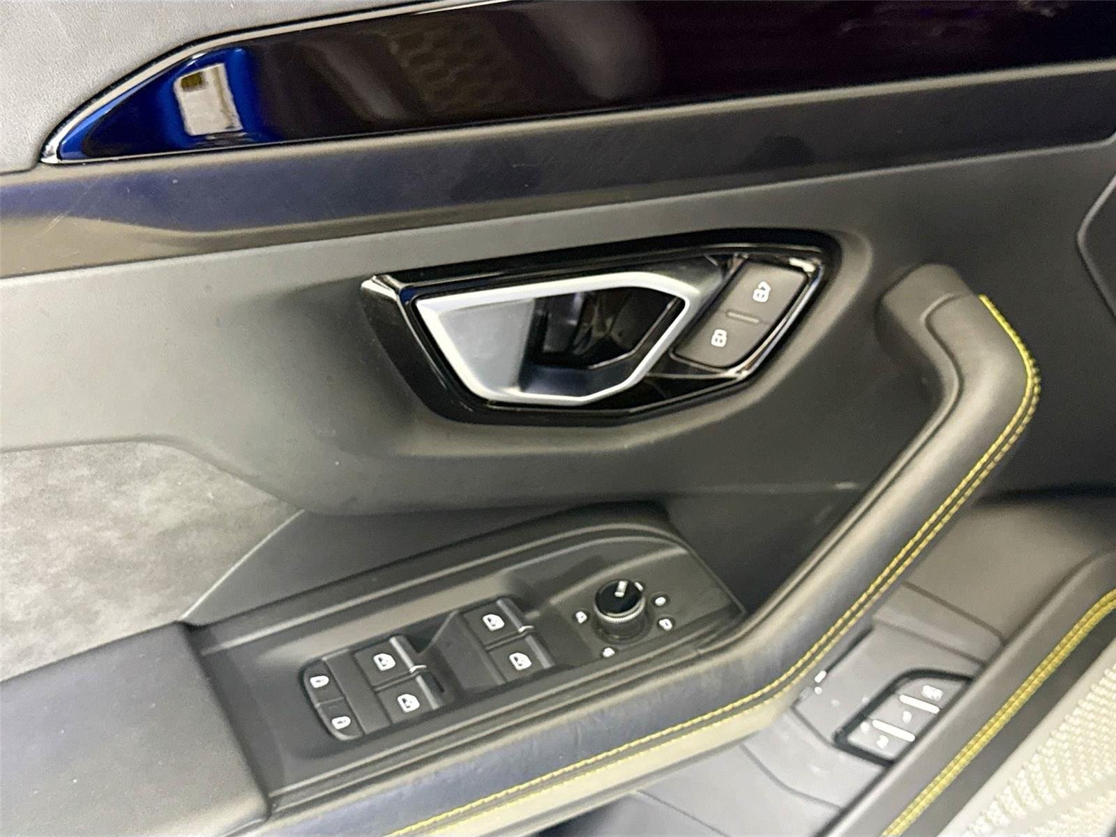 2022 Lamborghini Urus photo 12