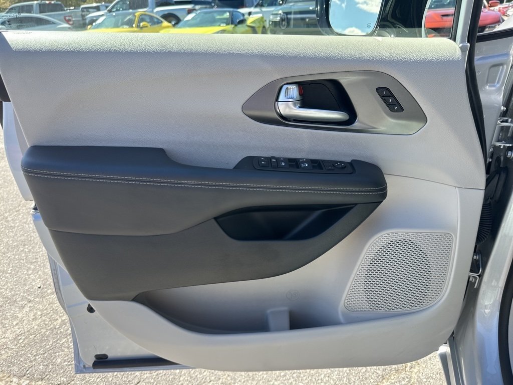 2024 Chrysler Pacifica Touring L photo 27