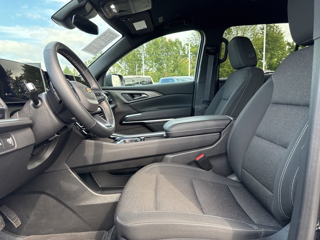 2025 Chevrolet Traverse photo 3