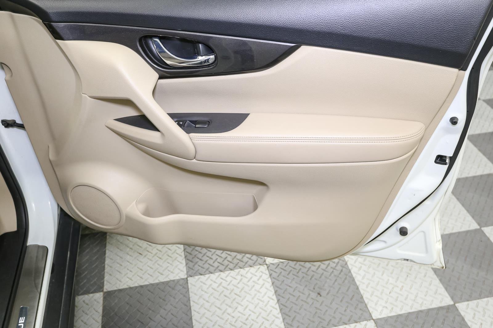 2019 Nissan Rogue SV photo 17