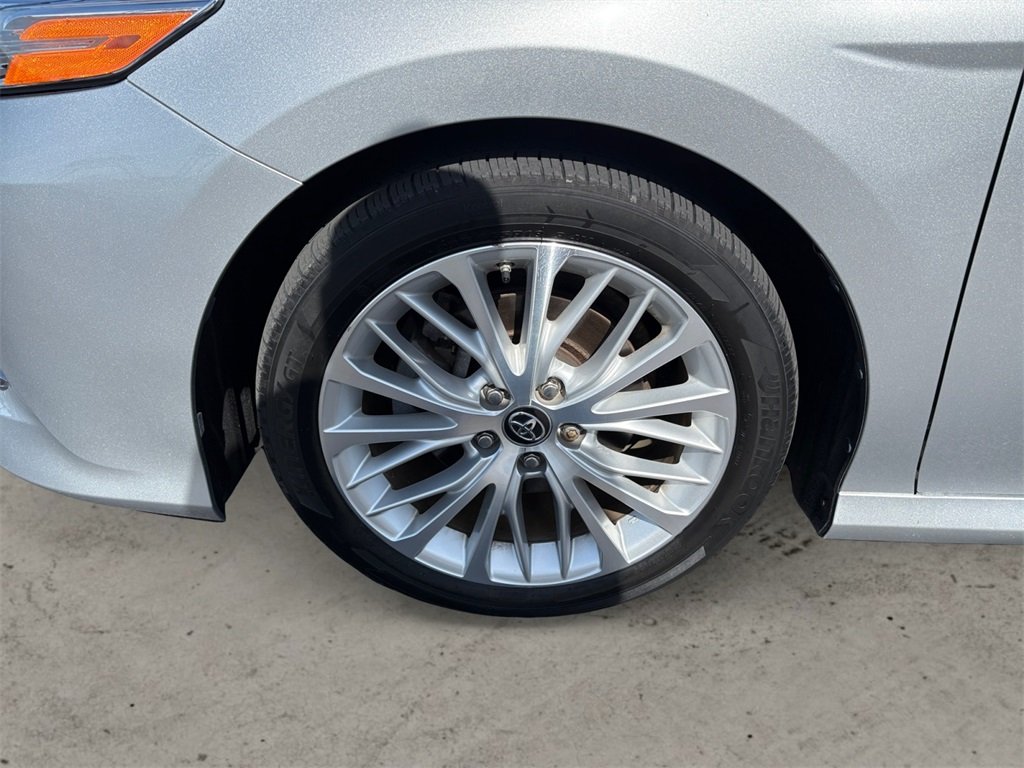 2018 Toyota Camry XLE V6 photo 9