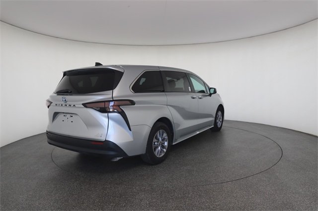 2023 Toyota Sienna XLE photo 18