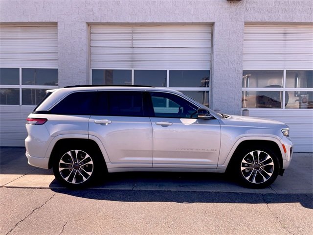 2024 Jeep Grand Cherokee Overland photo 2