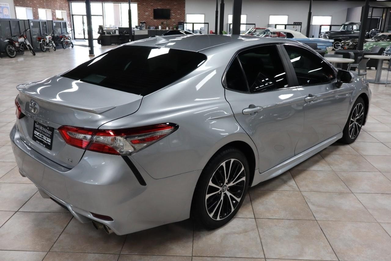 2019 Toyota Camry SE XLE photo 5