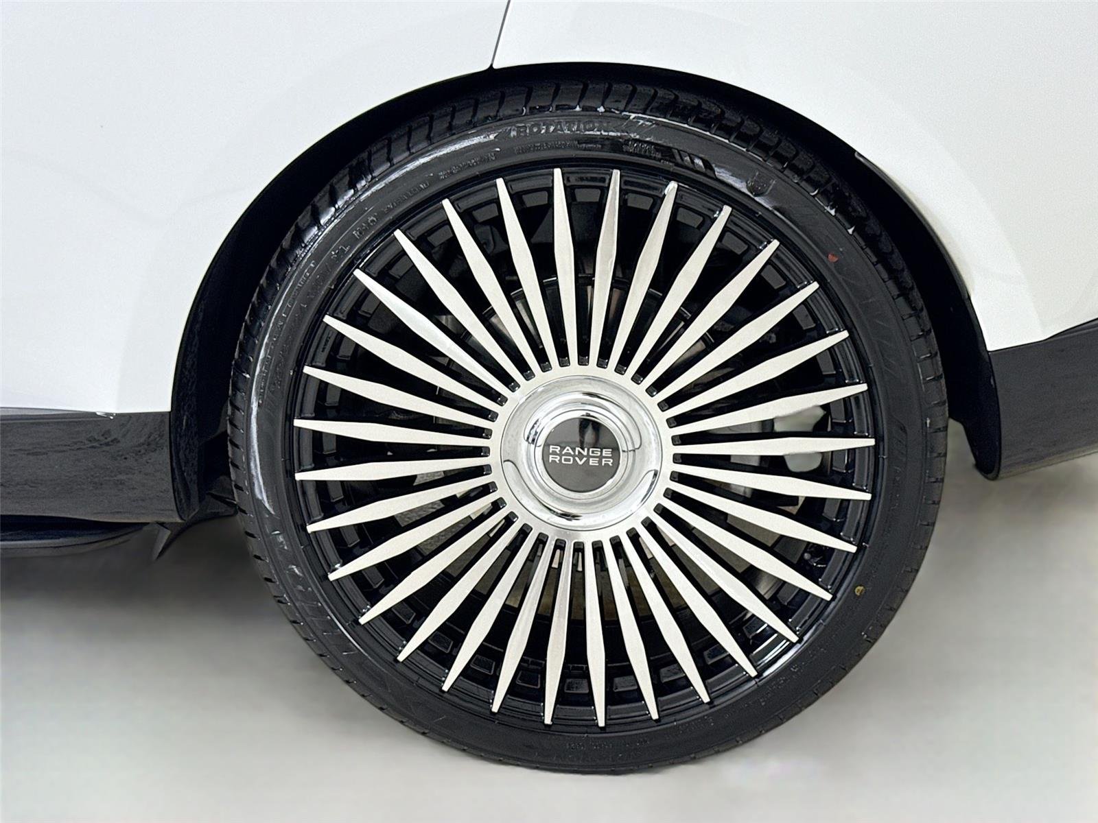 2023 Land Rover Range Rover SE photo 35