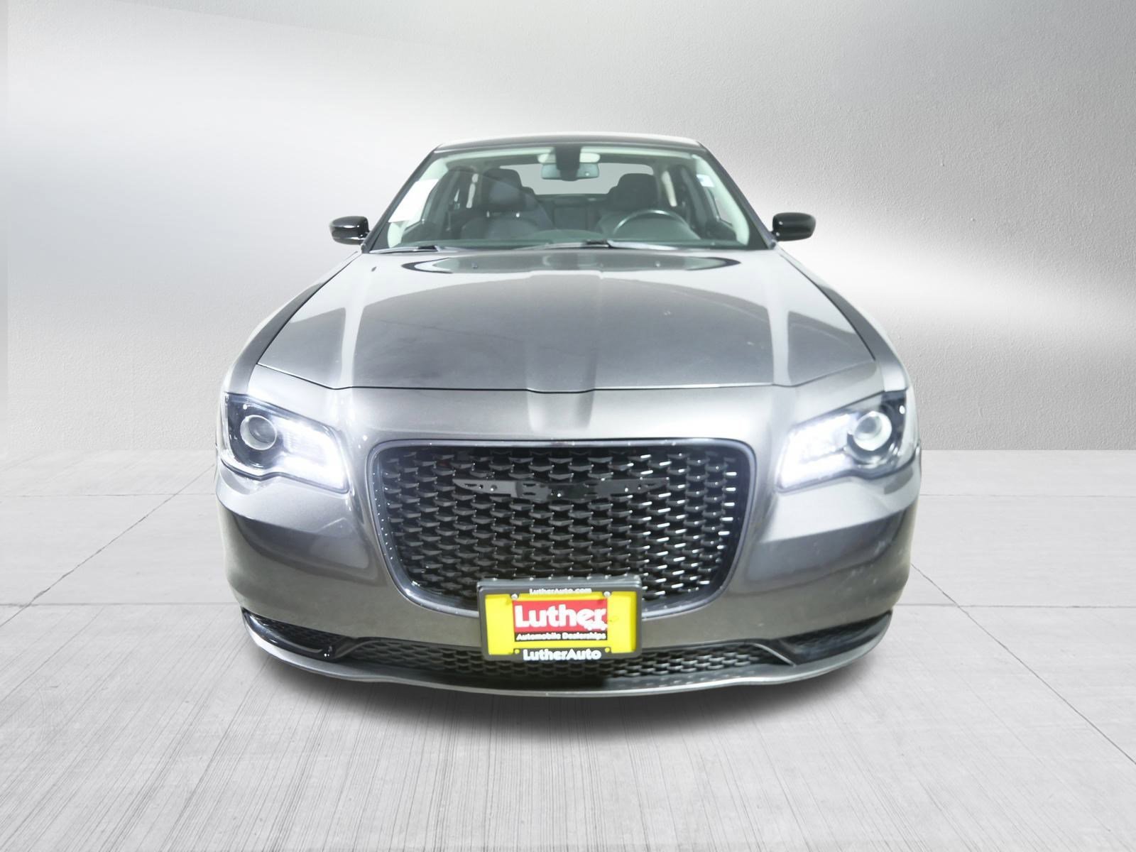 2022 Chrysler 300 Touring photo 2