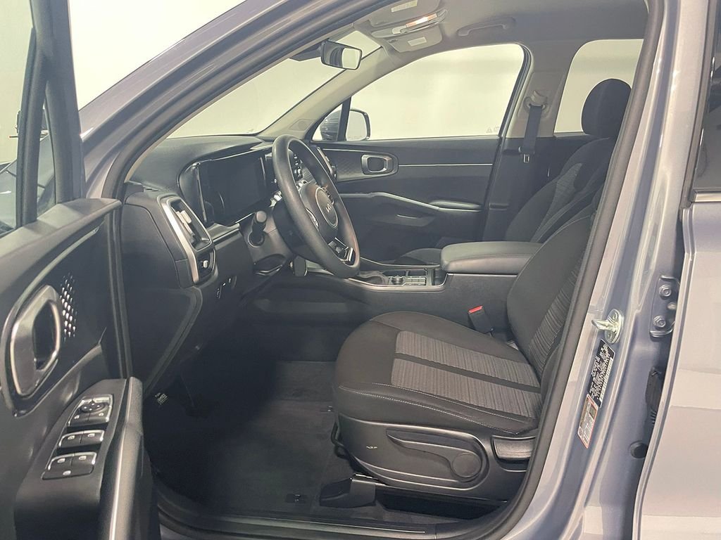 2022 Kia Sorento LX photo 2