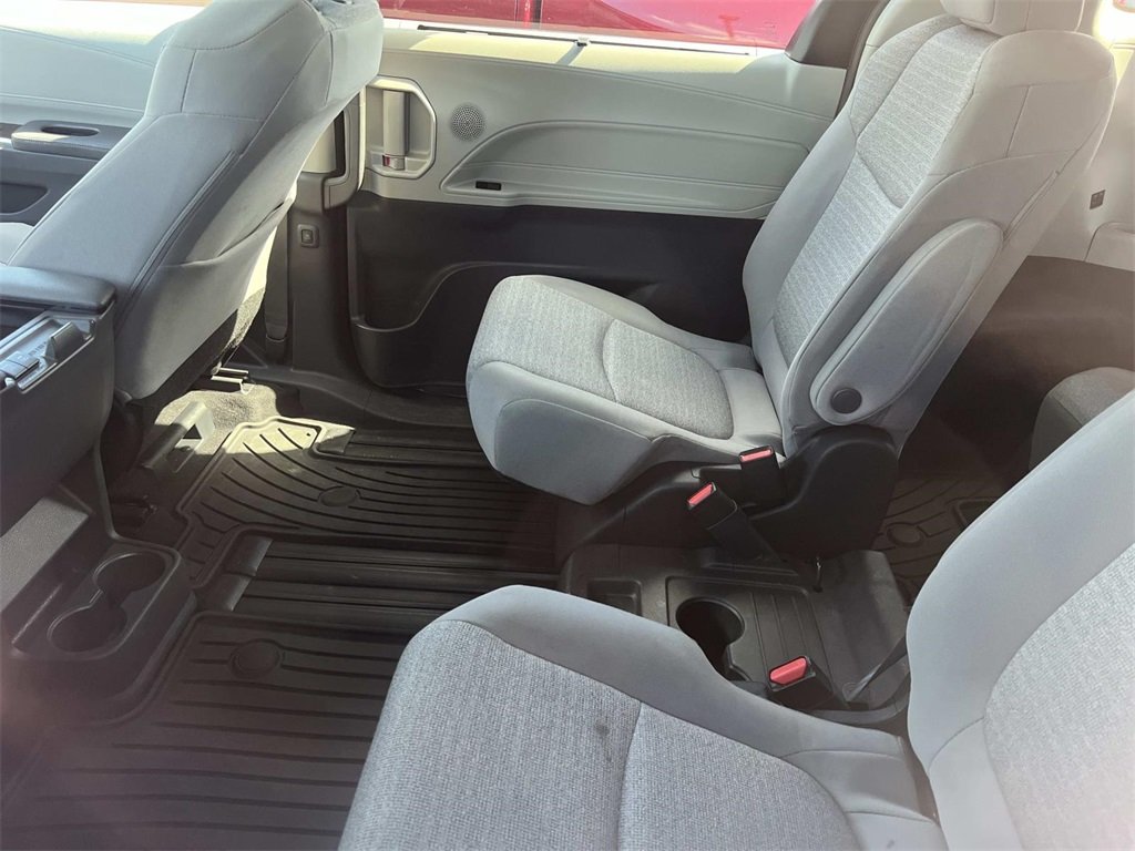 2022 Toyota Sienna LE photo 16