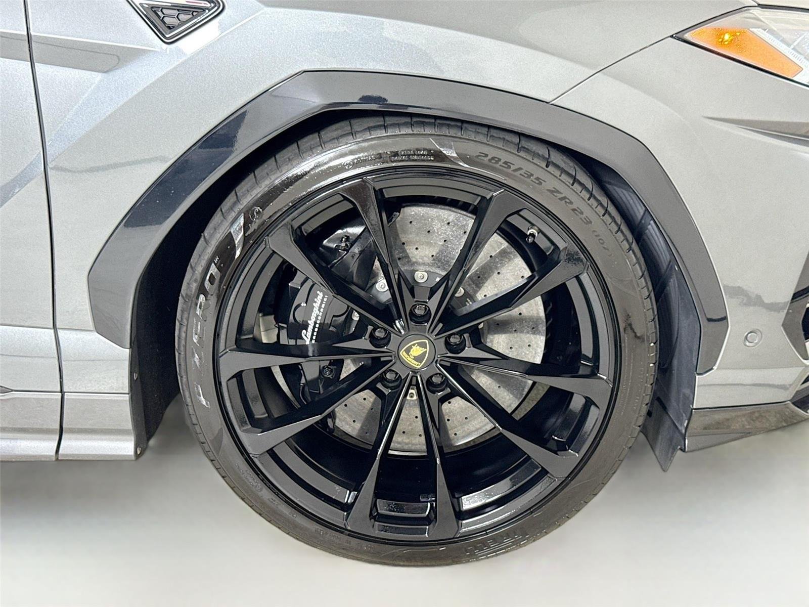 2019 Lamborghini Urus Base photo 38