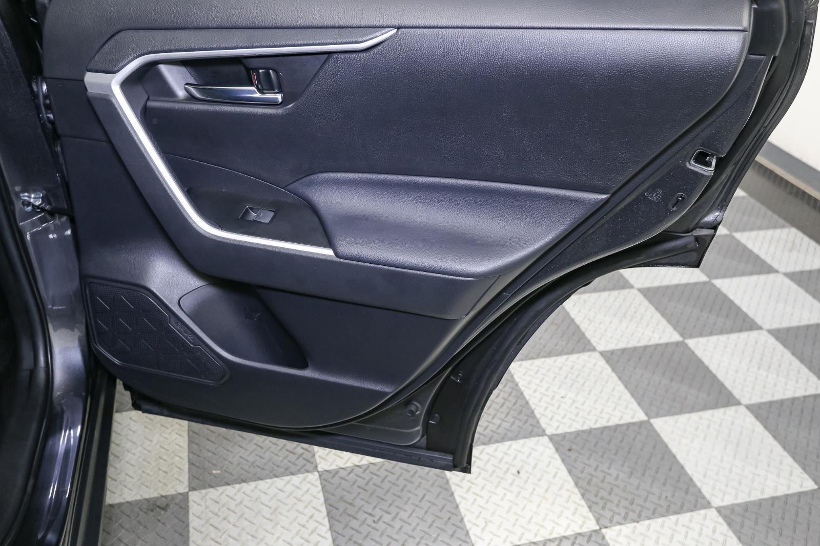 2022 Toyota RAV4 Hybrid SE photo 19