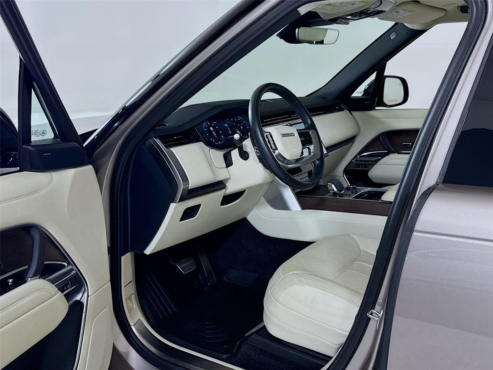 2023 Land Rover Range Rover SE photo 11