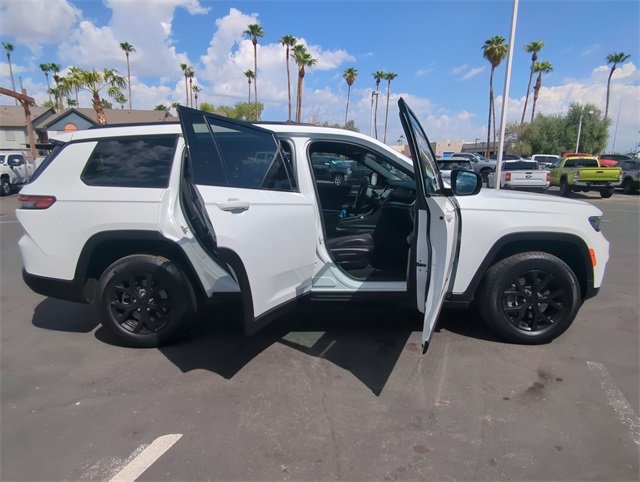 2024 Jeep Grand Cherokee Altitude photo 3