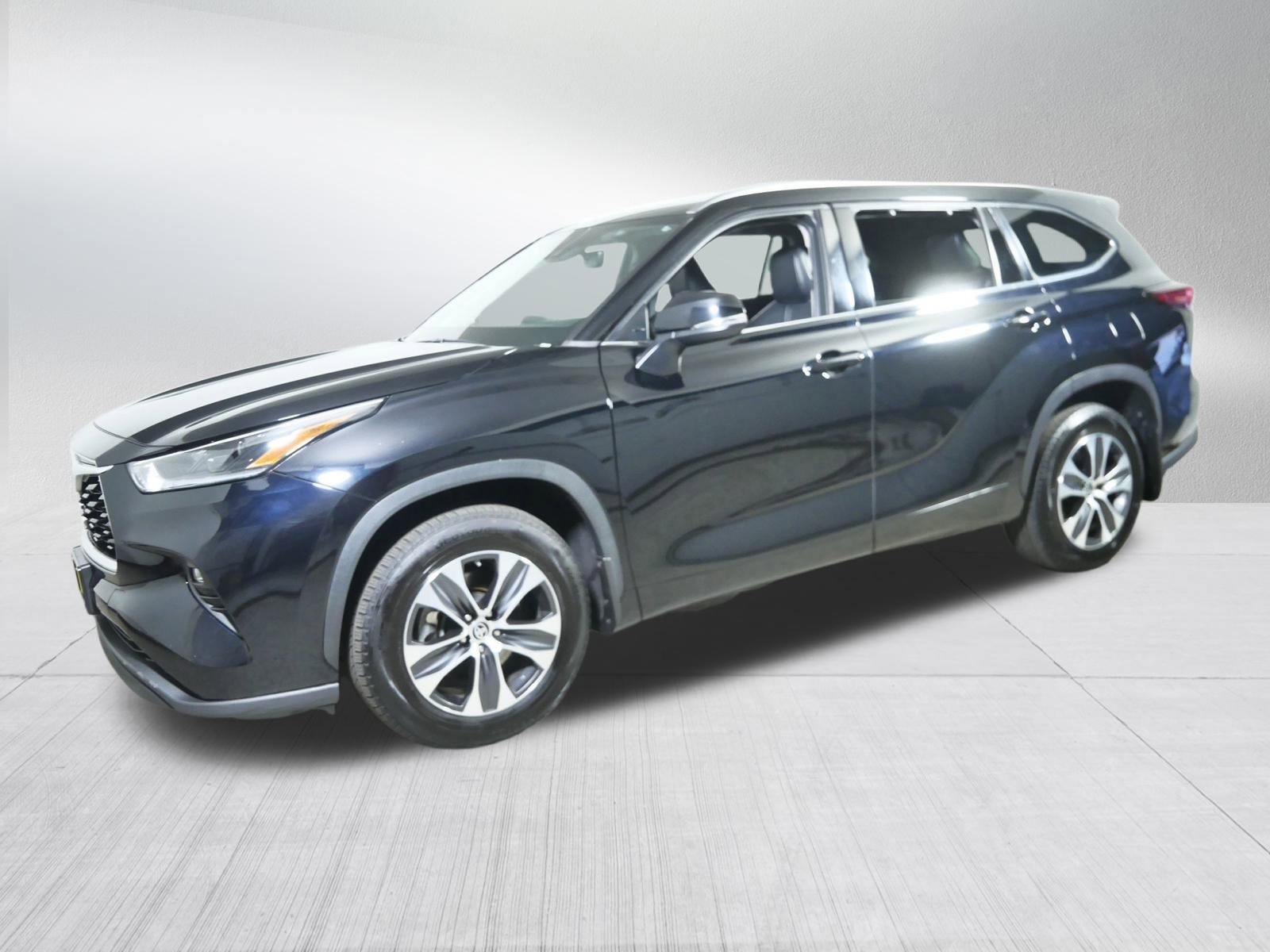 2021 Toyota Highlander XLE photo 3
