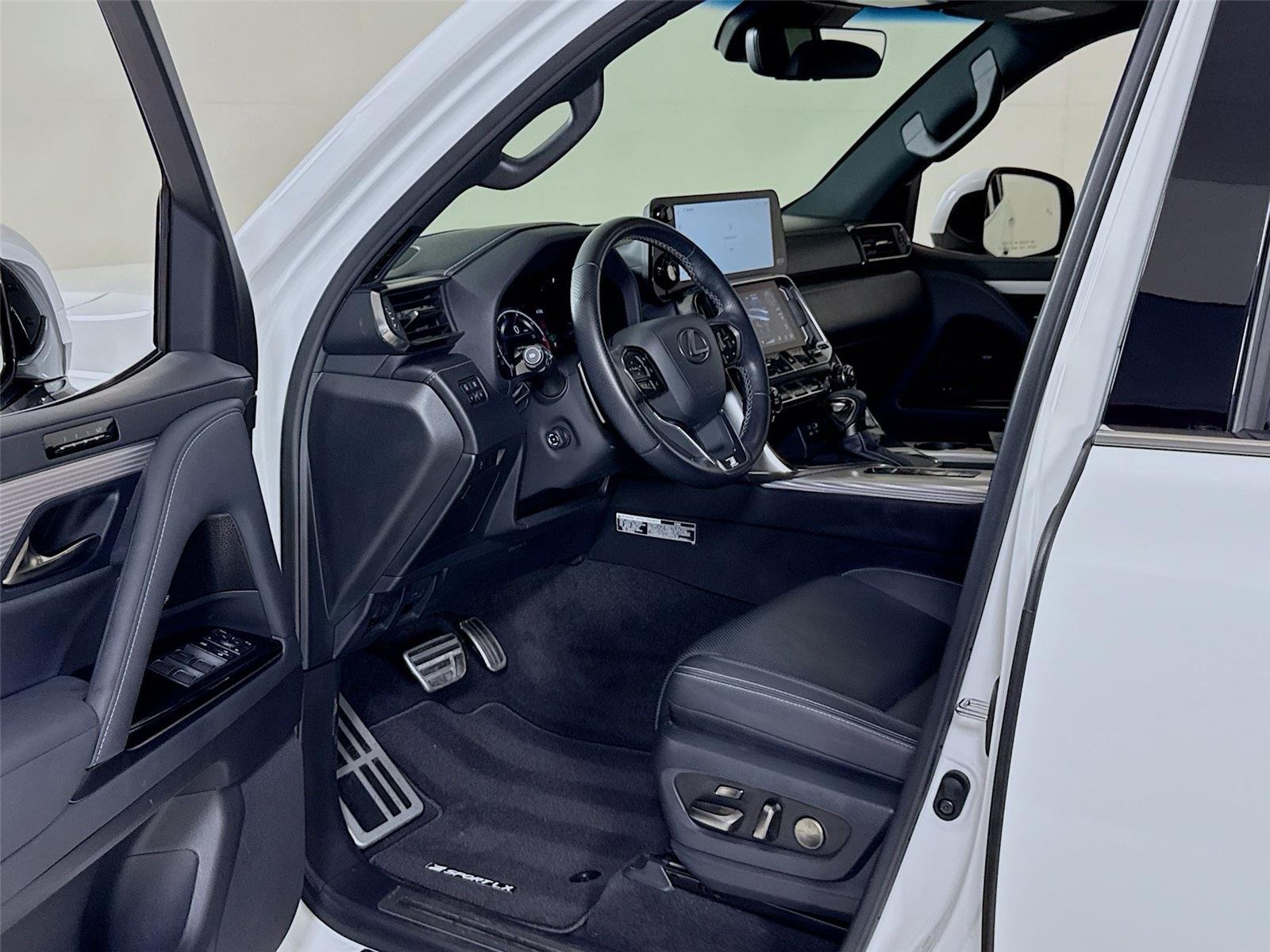 2023 Lexus LX 600 F SPORT photo 10