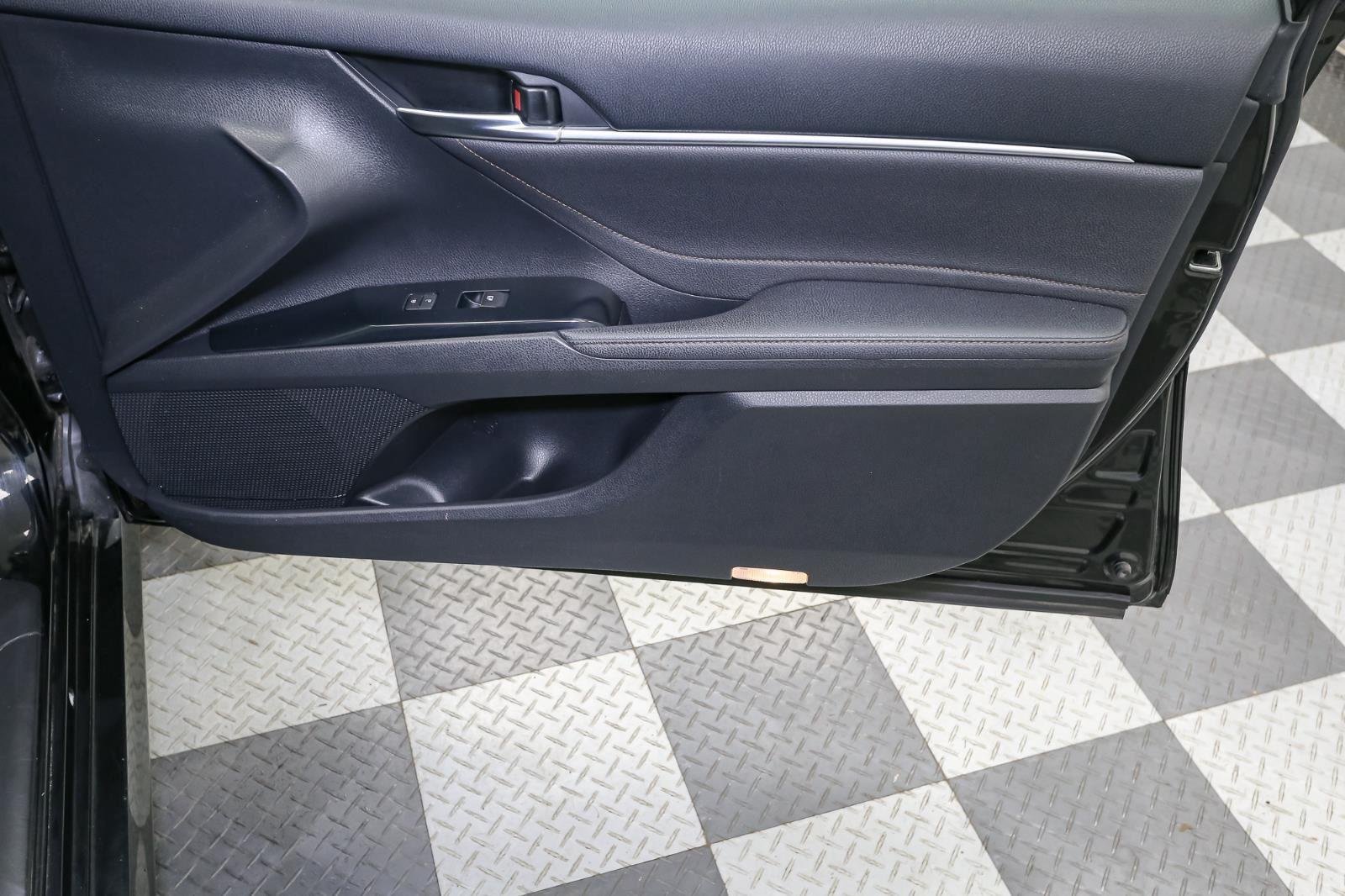 2018 Toyota Camry XLE photo 16