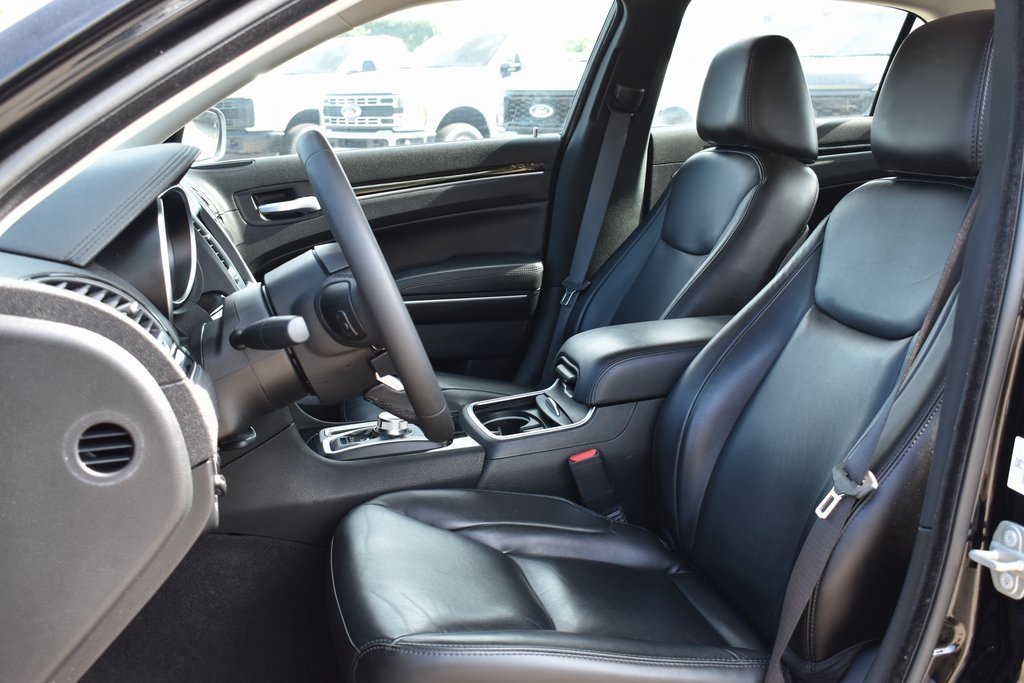 2023 Chrysler 300 Touring L photo 4