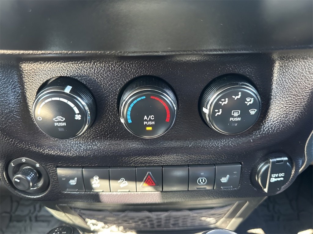 2017 Jeep Wrangler Unlimited Sahara photo 13