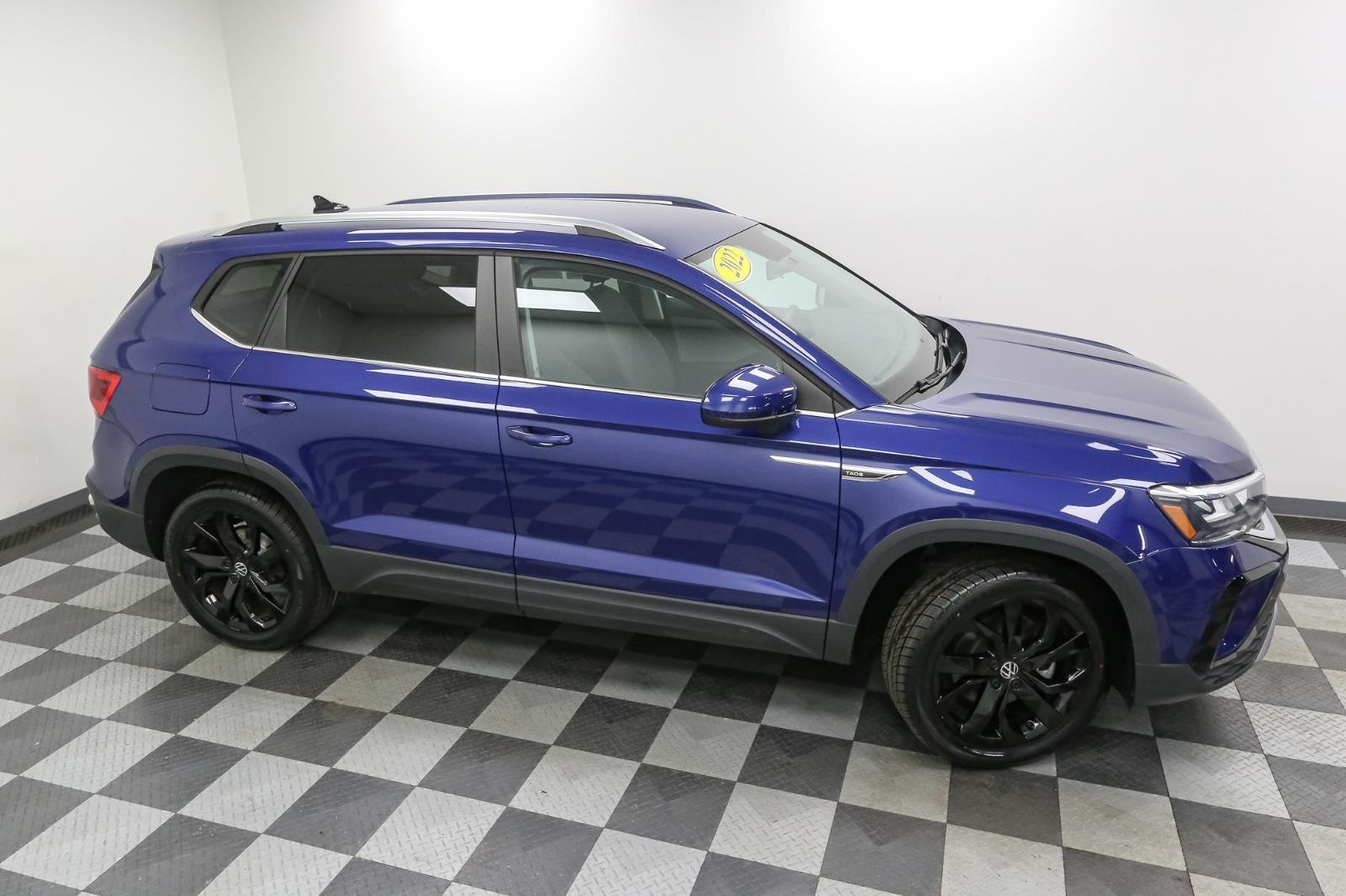2022 Volkswagen Taos SE photo 2