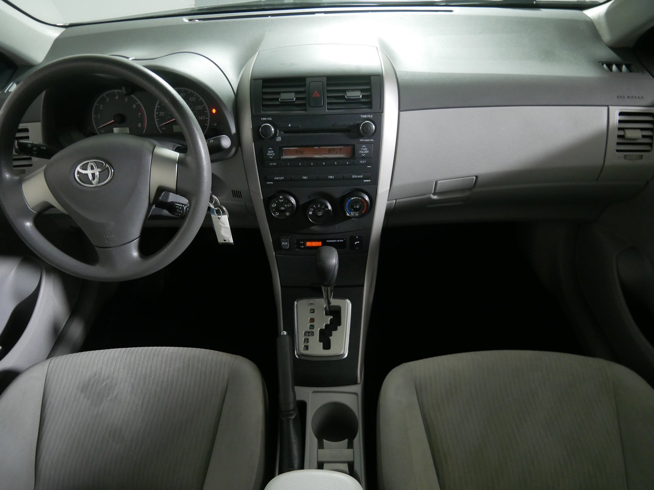 2010 Toyota Corolla LE photo 9
